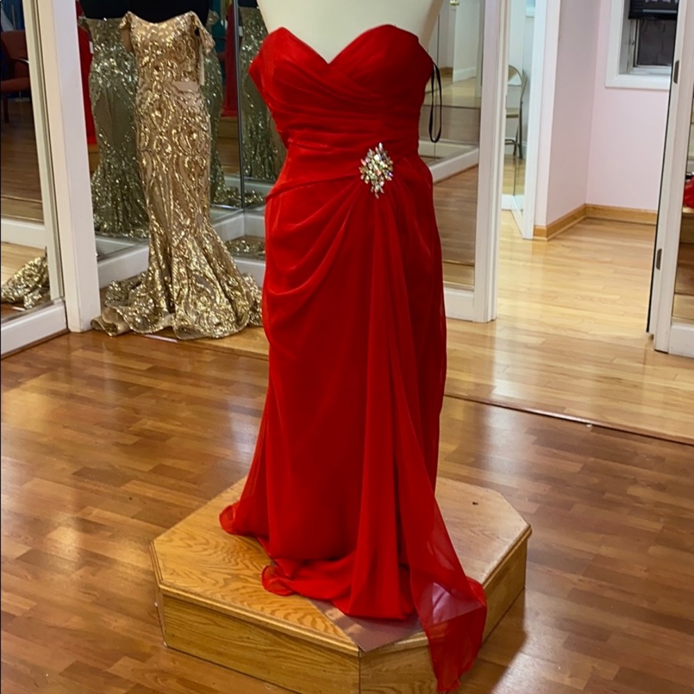 ✔️ Red dress with rhinestones cluster